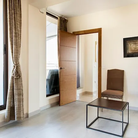 アパート Larios Suites *