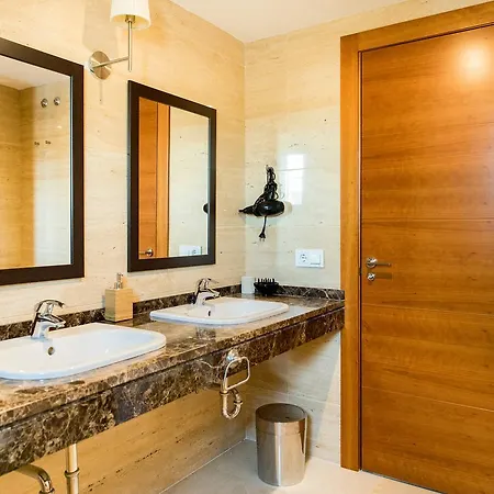 アパート Larios Suites *